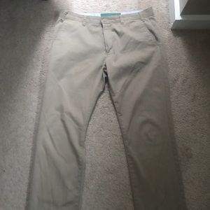 Men's khaki chino pant